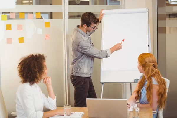 Affärsman diskuterar med kvinnliga kolleger — Stockfoto