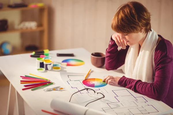 Grafický designér pracuje u stolu — Stock fotografie