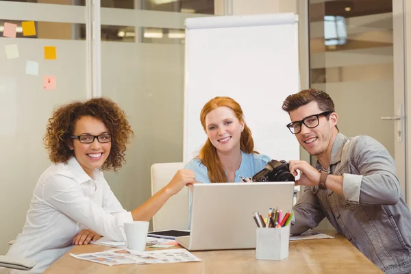 Gente de negocios con cámara y laptop en reunión — Foto de Stock