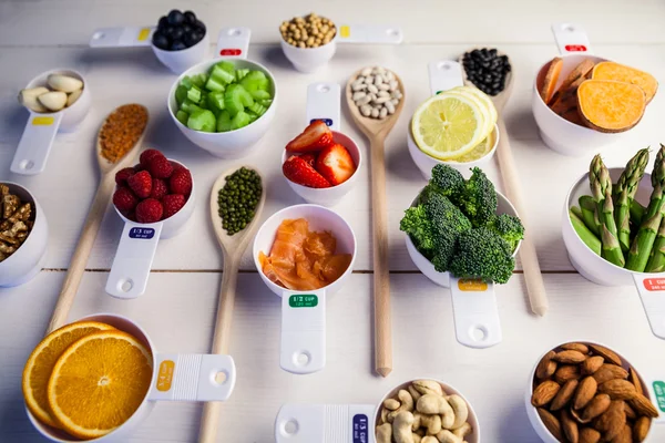 Porzioni di tazze e cucchiai di ingredienti sani — Foto Stock