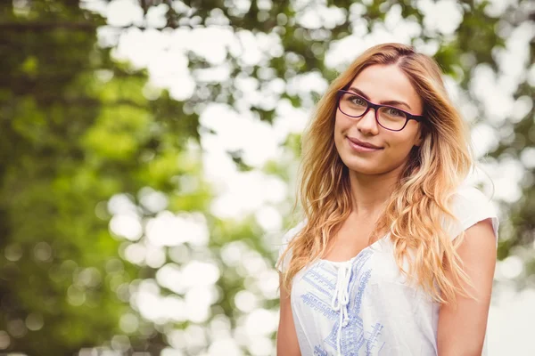 Portret van een lachende vrouw met een bril op — Stockfoto