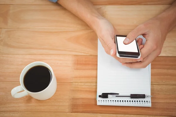 Hipster 커피와 메모장에서 테이블에 스마트폰을 사용 하 여 — 스톡 사진