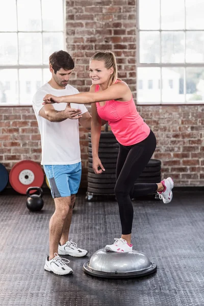 Vrouw doen oefeningen op een bossu bal — Stockfoto