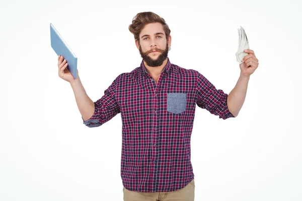 Πορτρέτο του αυτοπεποίθηση άνθρωπος που κρατά την ψηφιακή δισκίο και χρήματα — Φωτογραφία Αρχείου