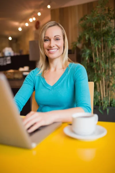 Retrato de mujer joven feliz usando el ordenador portátil — Foto de Stock