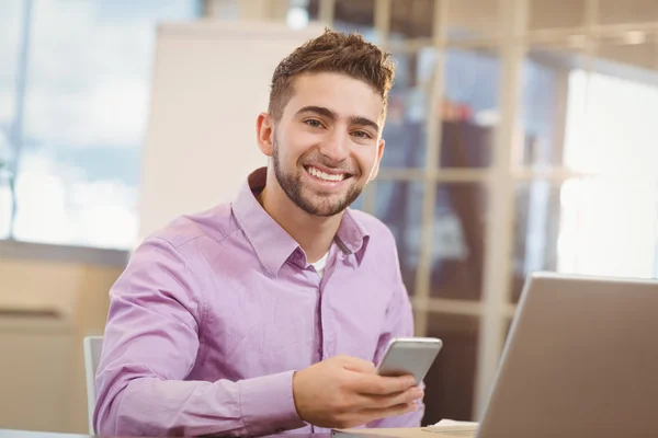 Porträtt av affärsman med smart telefon — Stockfoto