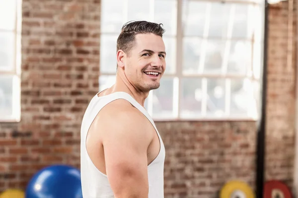 Sorridente uomo muscoloso in crossfit — Foto Stock