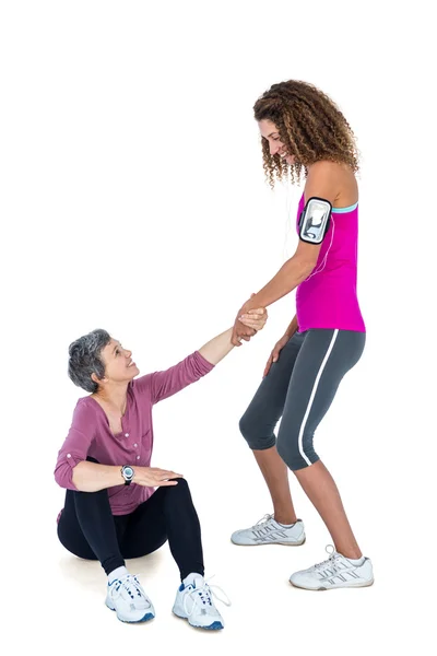 Amico che aiuta la donna ad alzarsi — Foto Stock