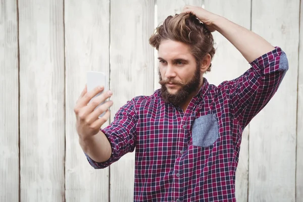 Fiducioso hipster scattare selfie — Foto Stock