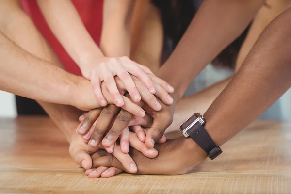 Människor sätter sina händer ihop — Stockfoto