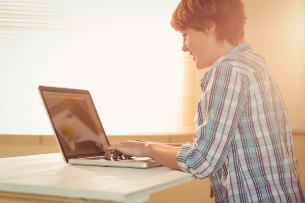 Mulher de negócios casual usando seu laptop — Fotografia de Stock