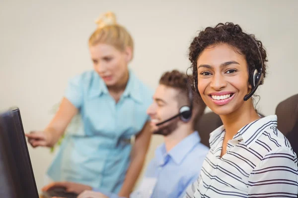 Female employee with coworkers working — Stock Photo, Image