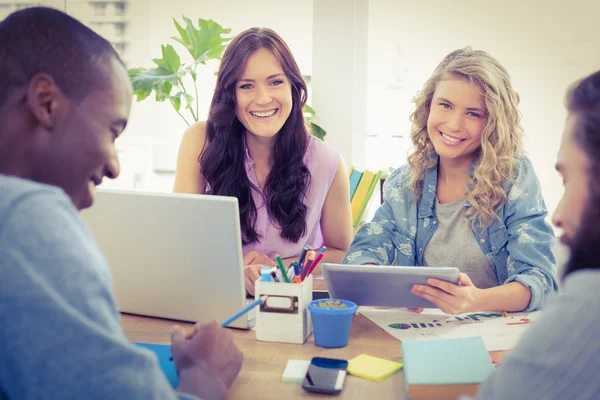 Ritratto di imprenditrici sorridenti con tablet digitale — Foto Stock