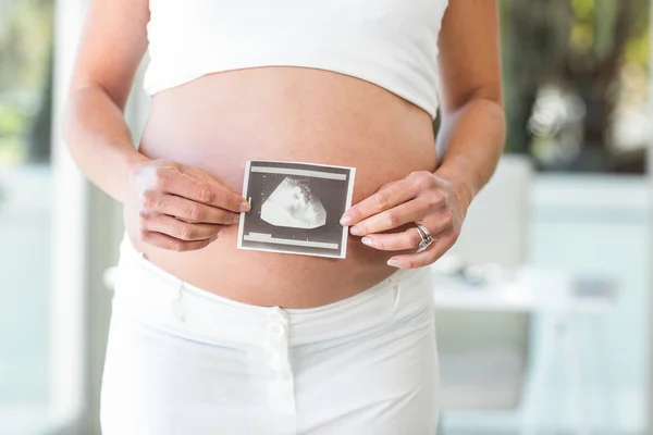 Midsection sonogram tutan kadın — Stok fotoğraf