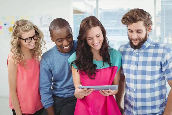 Lachende zakelijke professionals met behulp van digitale Tablet PC — Stockfoto