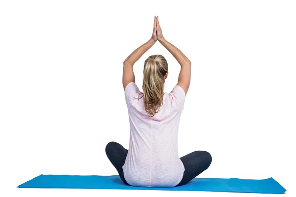 Visão traseira da mulher em forma na posição de ioga — Fotografia de Stock