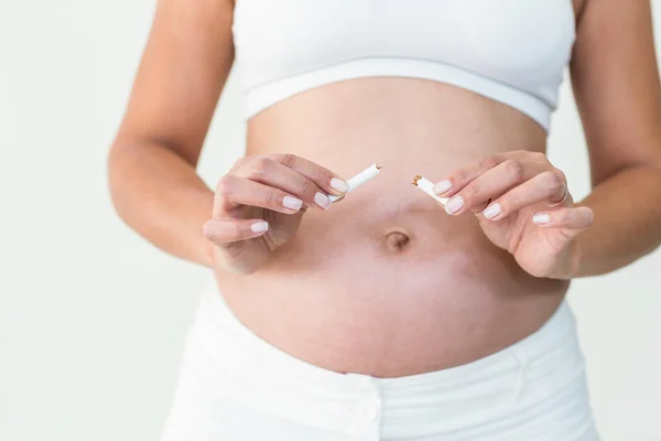Primer plano de la mujer embarazada destruyendo el cigarrillo — Foto de Stock