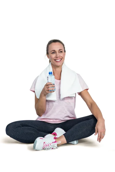 Счастливая спортивная женщина с бутылкой отдыха — стоковое фото