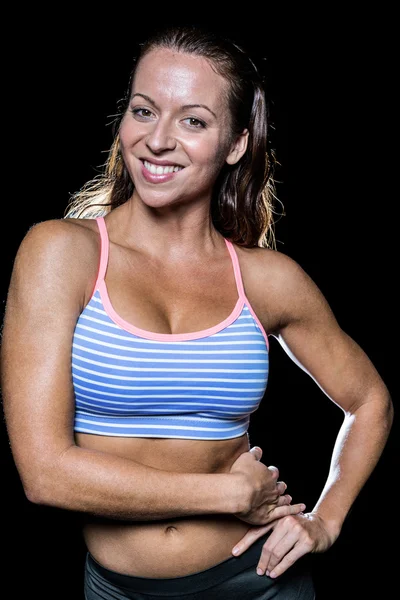 Retrato de atleta sorridente com as mãos no quadril — Fotografia de Stock