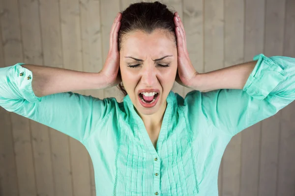 Mujer con los ojos cerrados mientras sufre de dolor de cabeza — Foto de Stock