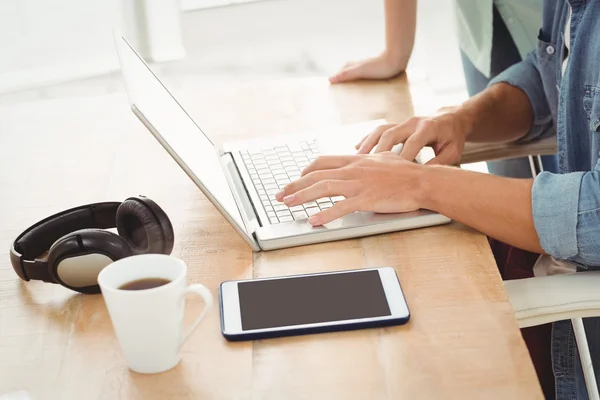 Człowiek pracuje na laptopie z kobieta — Zdjęcie stockowe