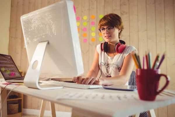 Wanita bisnis kasual menggunakan komputernya — Stok Foto