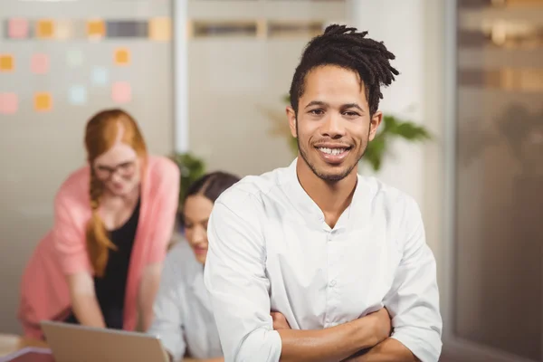 Porträt eines Geschäftsmannes mit verschränkten Armen — Stockfoto