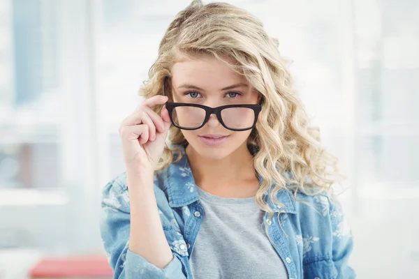 Portret van zakenvrouw dragen brillen — Stockfoto