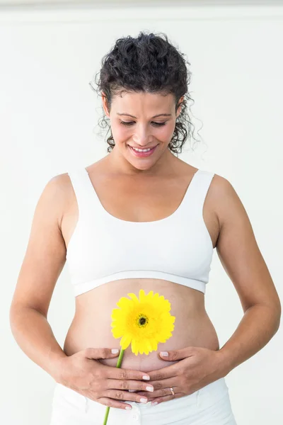 Szczęśliwa kobieta w ciąży dotykając jej żołądek — Zdjęcie stockowe