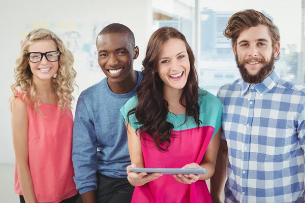 Portret van gelukkig zakelijke professionals met behulp van Tablet PC — Stockfoto