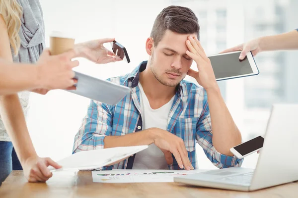 Hombre de negocios deprimido con la cabeza en la mano — Foto de Stock