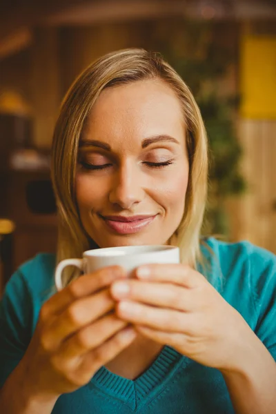 Mujer joven sosteniendo taza de café —  Fotos de Stock