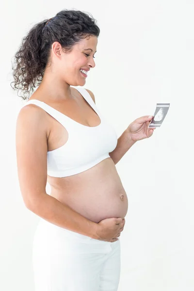 Zwangere vrouw kijken naar echografie — Stockfoto