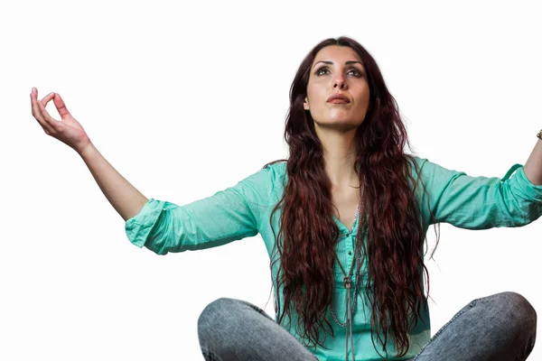 Mujer levitando con los brazos levantados — Foto de Stock