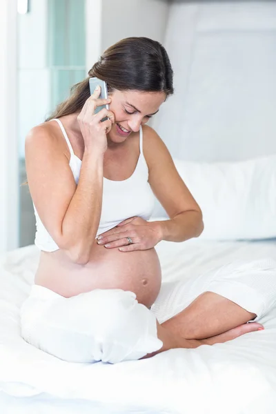 Donna incinta che ha una conversazione sul cellulare — Foto Stock