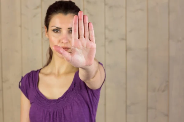 Porträt einer schönen Frau mit Stoppschild — Stockfoto