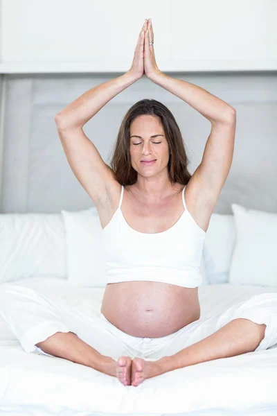 Mutlu kadın yatağın üzerine meditasyon — Stok fotoğraf