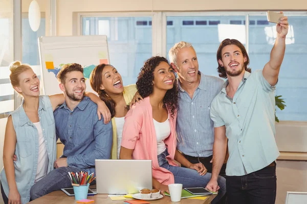 Empresario tomando selfie de colegas — Foto de Stock