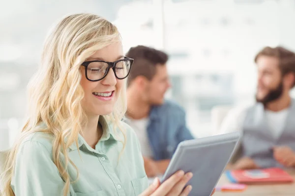 Boldog nő visel szemüveget gazdaság digitális tabletta — Stock Fotó