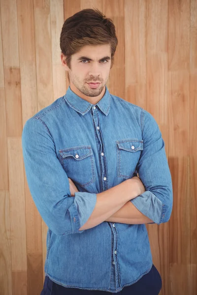 Retrato de hipster con los brazos cruzados — Foto de Stock