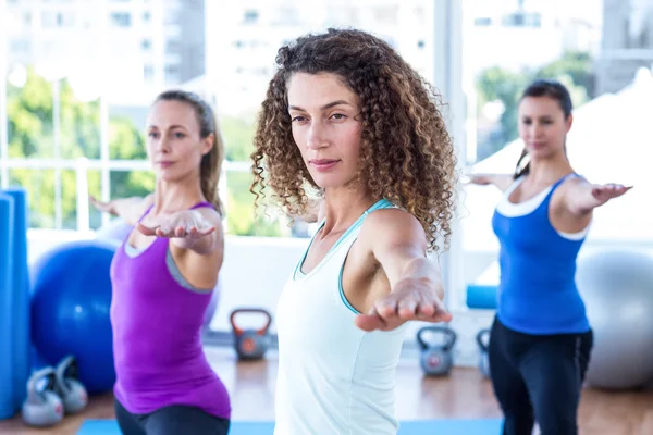 Donne focalizzate che fanno posa guerriero II — Foto Stock