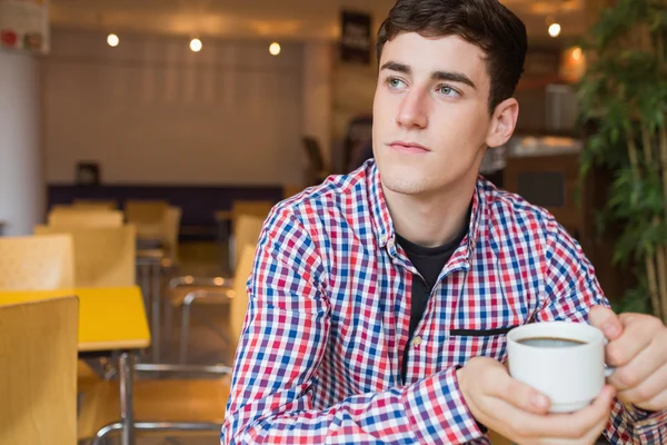 Tankfull ung man håller kaffekoppen — Stockfoto
