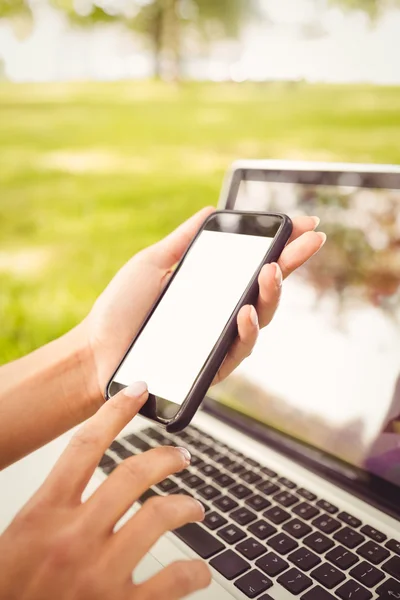 Abgeschnittene Hand mit Smartphone — Stockfoto