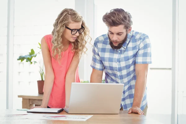 Man använder laptop medan de diskuterar med kvinna — Stockfoto