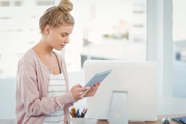 Женщина с помощью цифрового планшета в офисе — стоковое фото