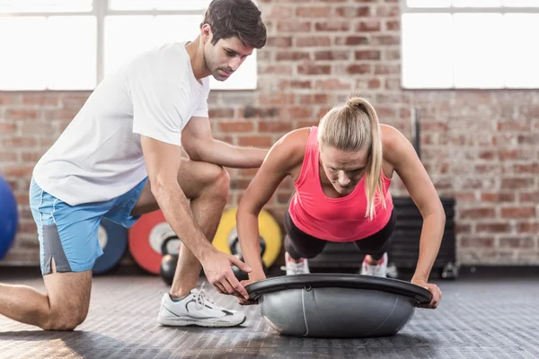 Trainer motiviert Klient Liegestütze zu machen — Stockfoto