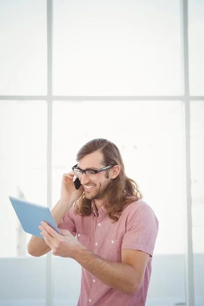 Hipster med mobiltelefon — Stockfoto