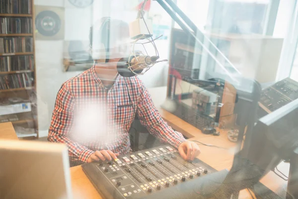 Rádio host operando mixer de som em estúdio — Fotografia de Stock
