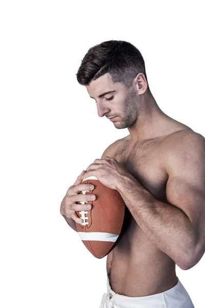 Jogador de rugby sem camisa segurando a bola — Fotografia de Stock