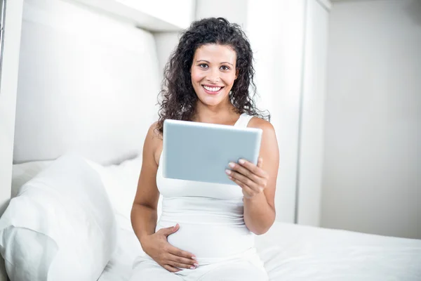 Pregnant woman using digital tablet — Stock Photo, Image